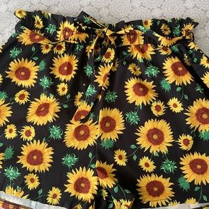 Sunflower shorts, plus size - Pantalon Corto Girasoles